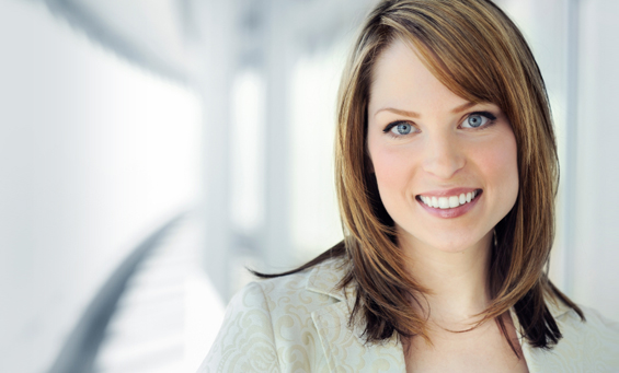 Sie benötigen Hilfe? Das Team von KuV24-media steht Ihnen mit Rat und Tat zur Seite wenn es um Versicherungsanliegen geht Bild einer Selbständigen aus der Media-Branche